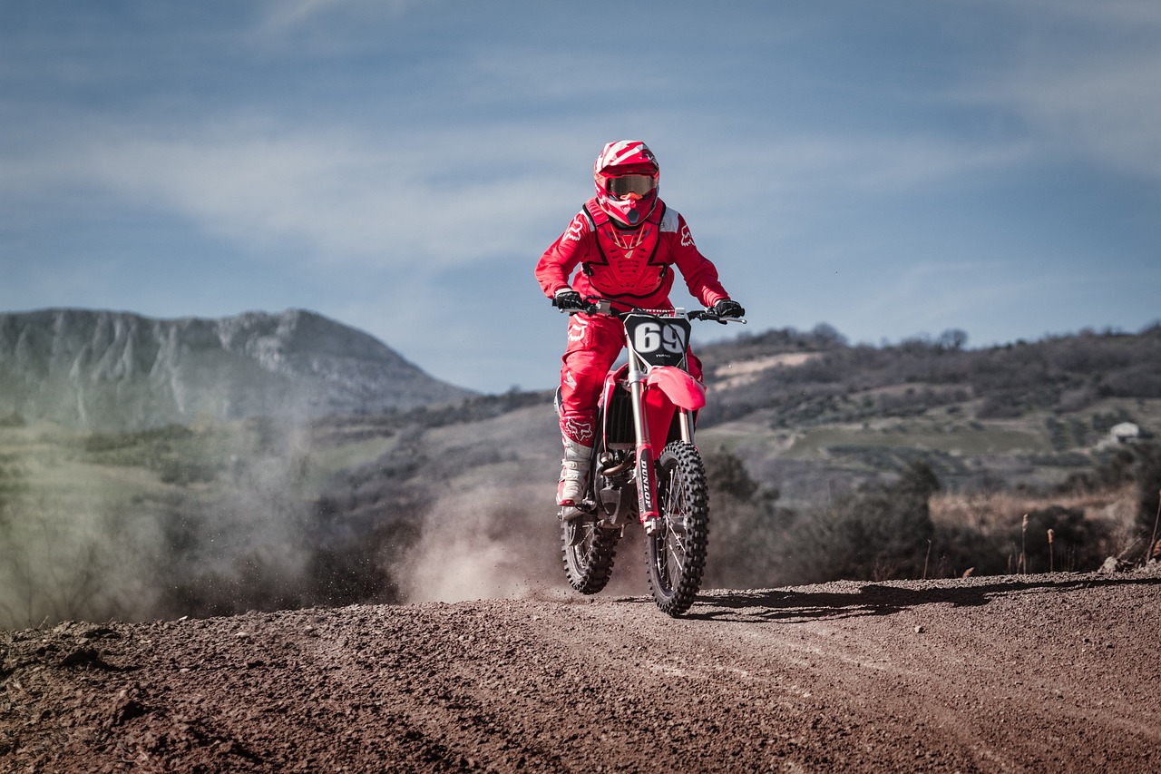 Enduro Motosikletlerle Dağ Bisikleti Parkurlarında Adrenalin Dolu Sürüşler