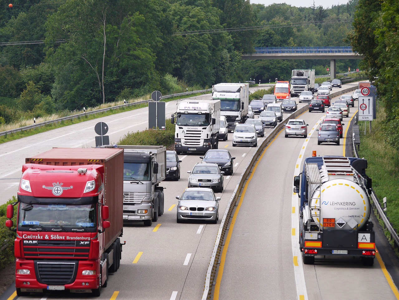 Yarış Otomobillerinde Rekabetçi Sürüş Teknikleri ve Taktikler